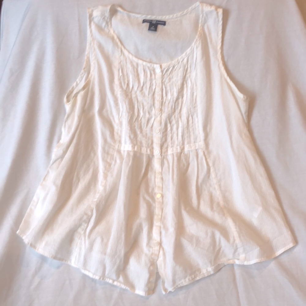 Sleeveless white top Gap size medium